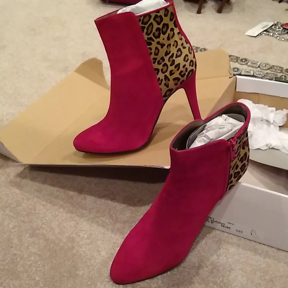 Red suede ankle boots with leopard pattern 9.5, nib